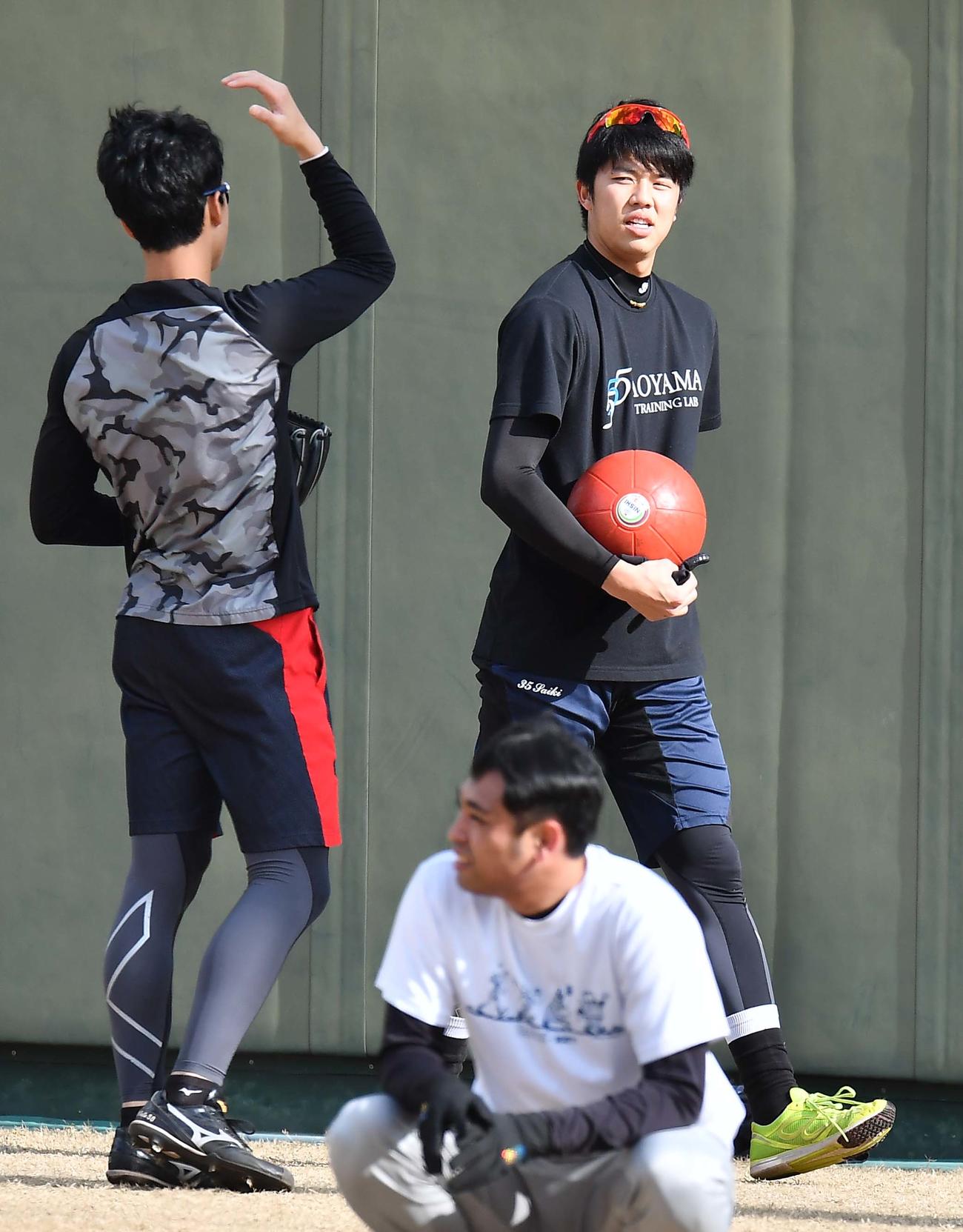 メディシンボールを手に小幡竜平（左）と話す才木浩人（撮影・上田博志）