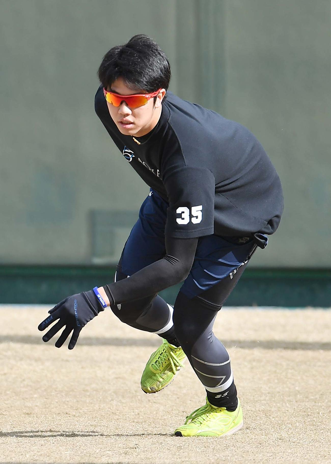 外野をダッシュして汗を流す才木浩人（撮影・上田博志）