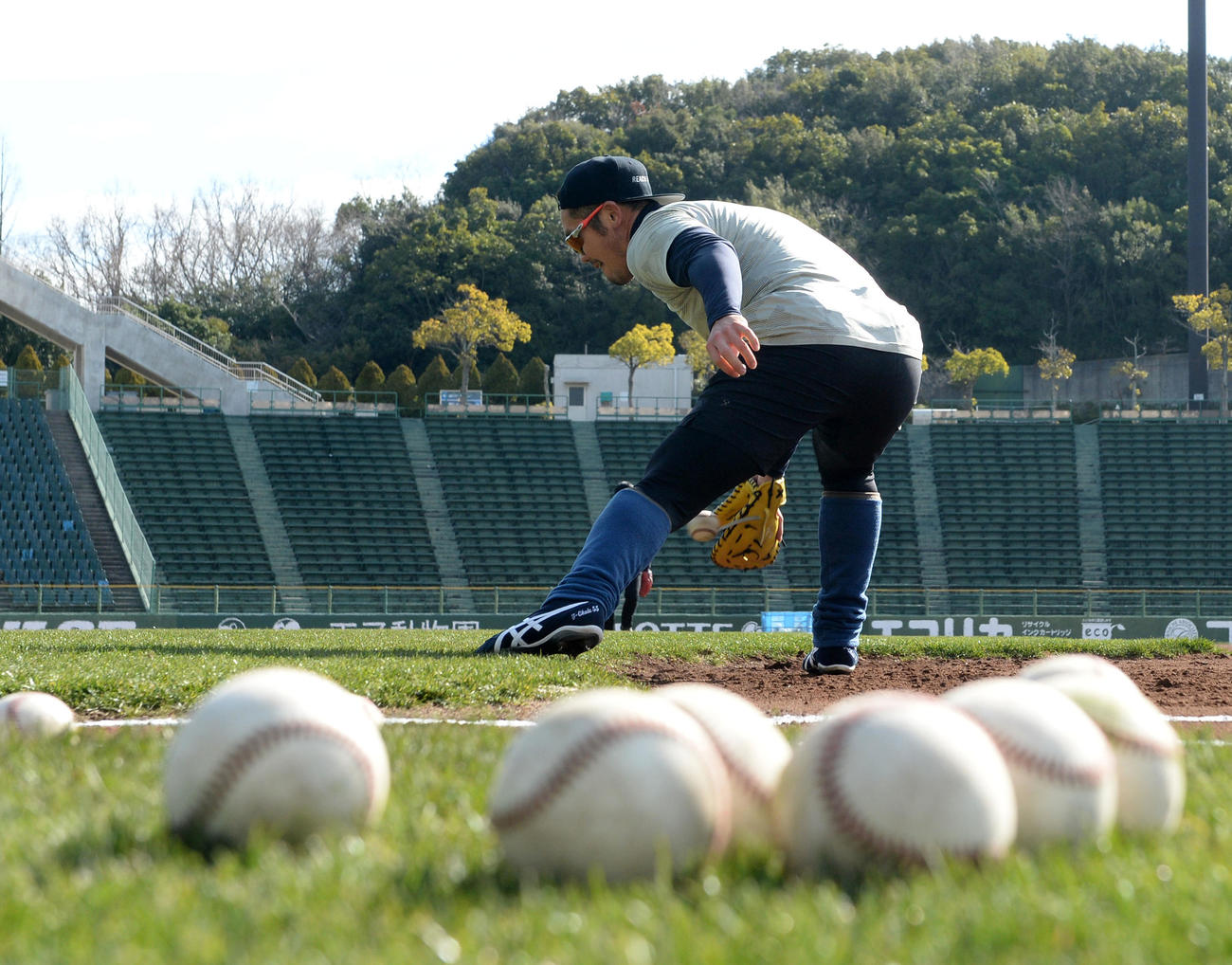 自主トレを公開したT－岡田はノックを受ける（撮影・前岡正明）