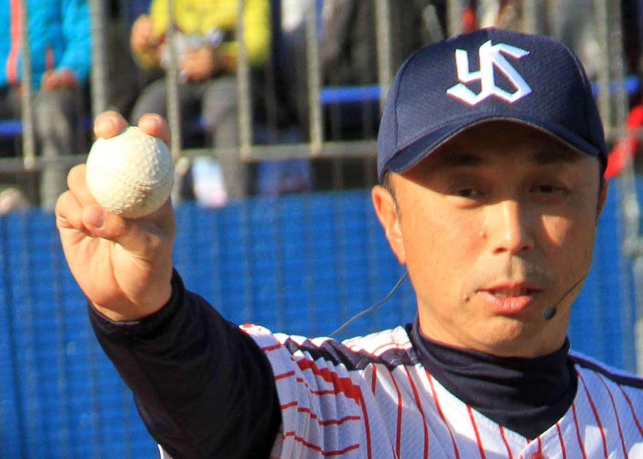 ボールの握り方の手本を見せる宮本慎也氏。薬指の位置に注目だ！