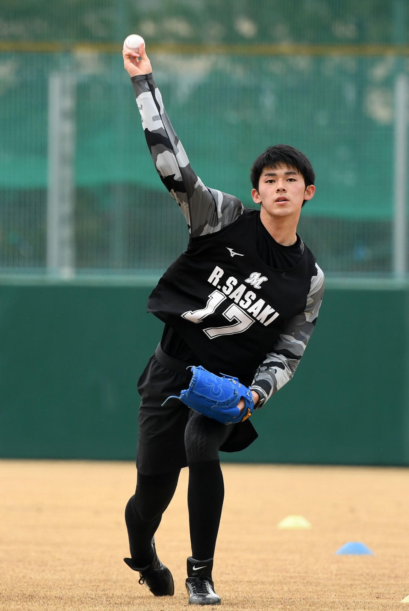 キャッチボールするロッテ佐々木朗（撮影・横山健太）
