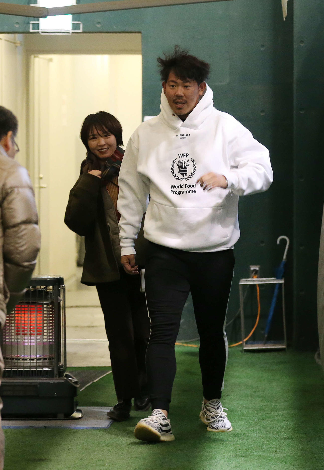 ジャイアンツ球場にあいさつに来たブルージェイズ山口（撮影・河野匠）