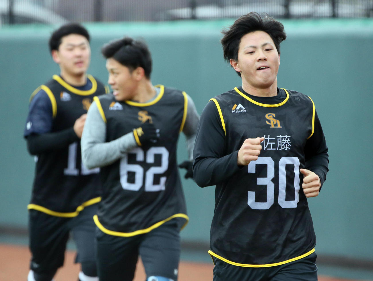 ランニングで汗を流す佐藤（右）（撮影・栗木一考）