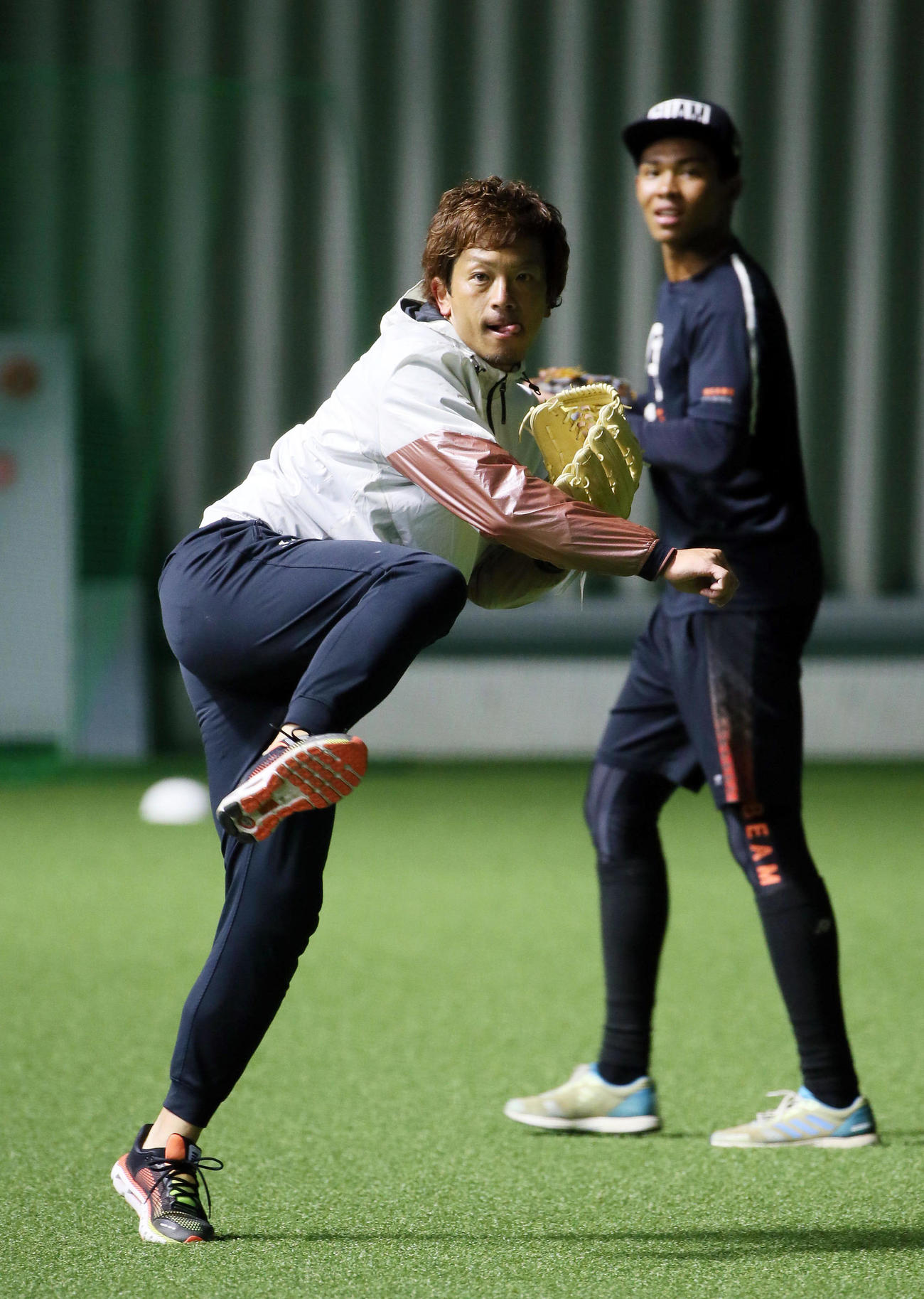 ノックの球を送球する松田宣。右は水谷（撮影・栗木一考）