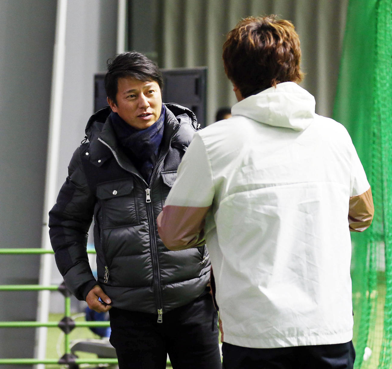 平石コーチ（左）にあいさつする松田宣（撮影・栗木一考）