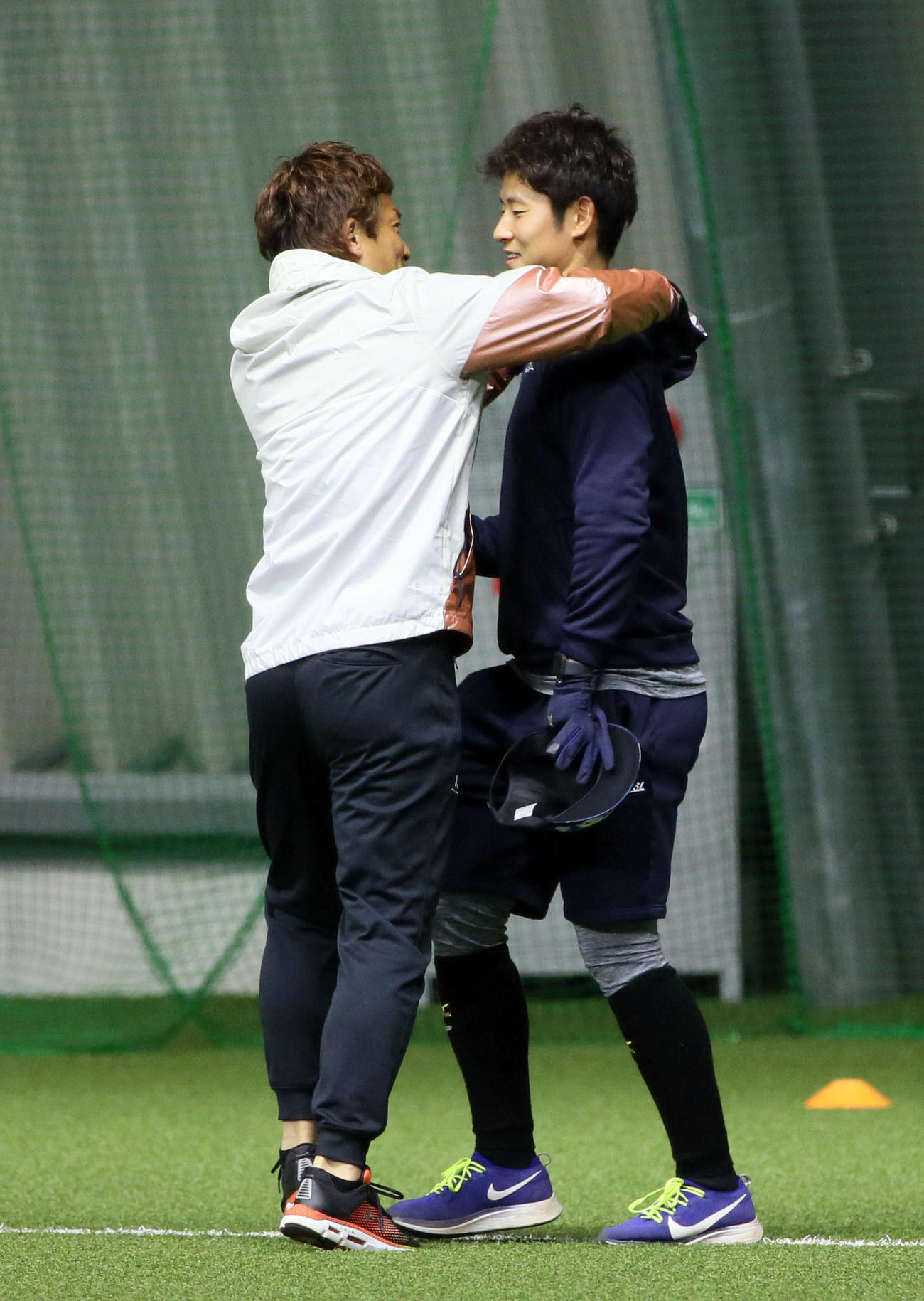上林（右）にあいさつする松田宣（撮影・栗木一考）