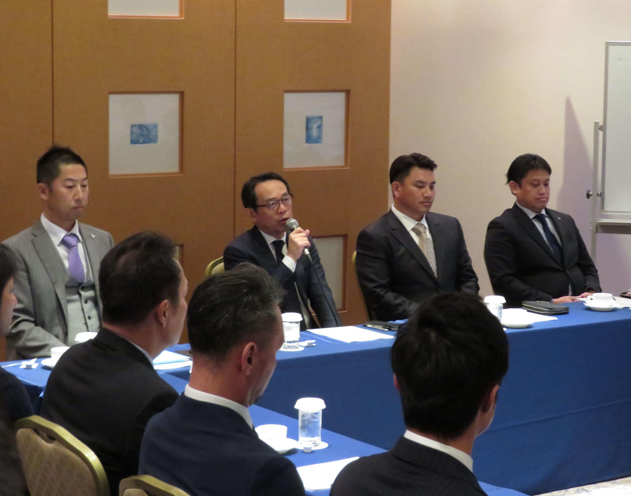 ロッテのコーチ会議冒頭であいさつする河合オーナー代行兼球団社長（左から2人目）（撮影・金子真仁）