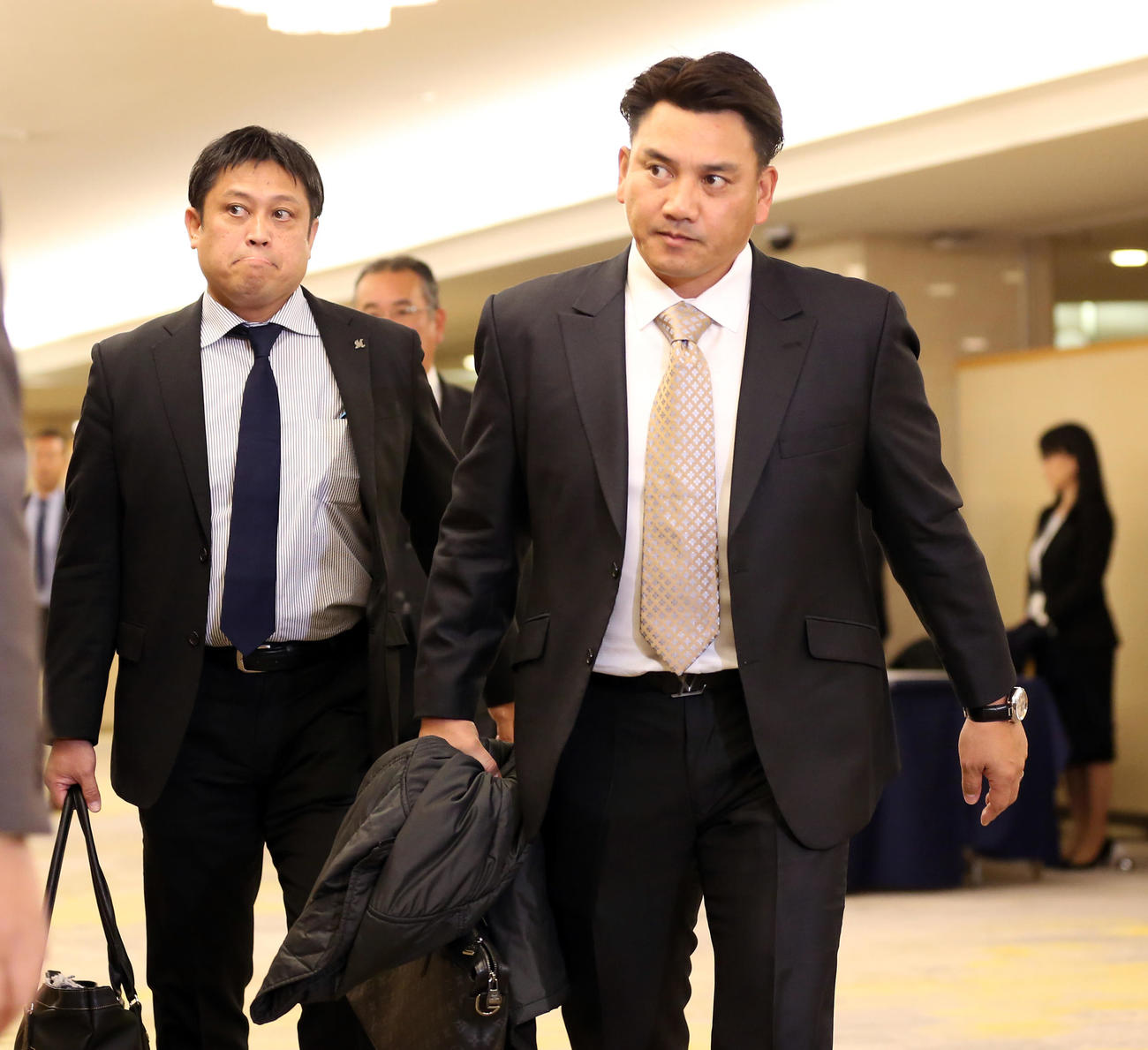 NPB12球団監督会議に出席するロッテの井口監督（右）（撮影・浅見桂子）