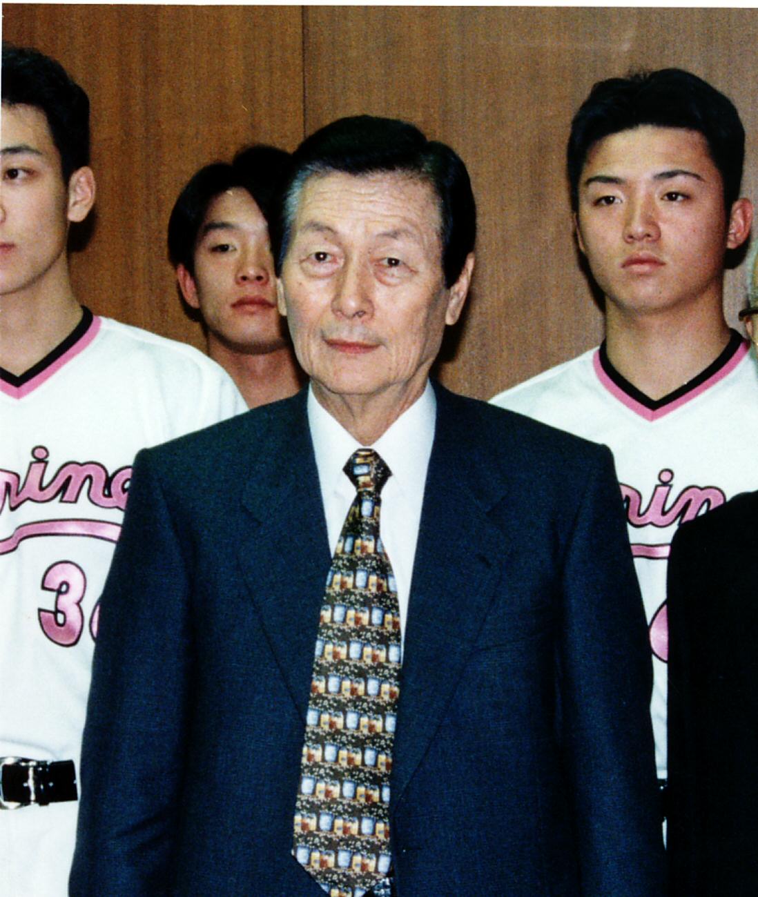 94年12月、ロッテ新人選手入団発表に出席するオーナーの重光武雄さん（中央）