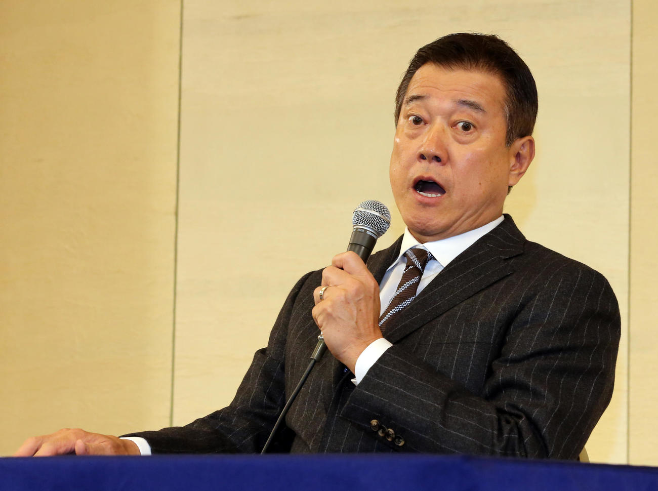 NPB12球団監督会議を終え、報道陣に会見で総括する巨人原監督（撮影・浅見桂子）