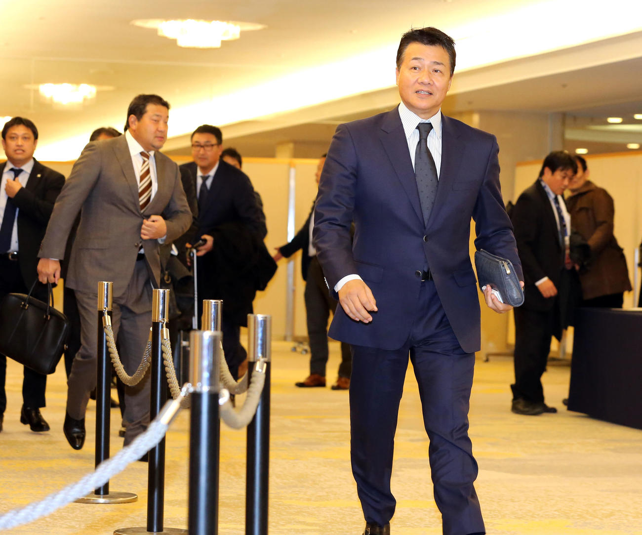 NPB12球団監督会議に出席する中央の与田監督（右）（撮影・浅見桂子）