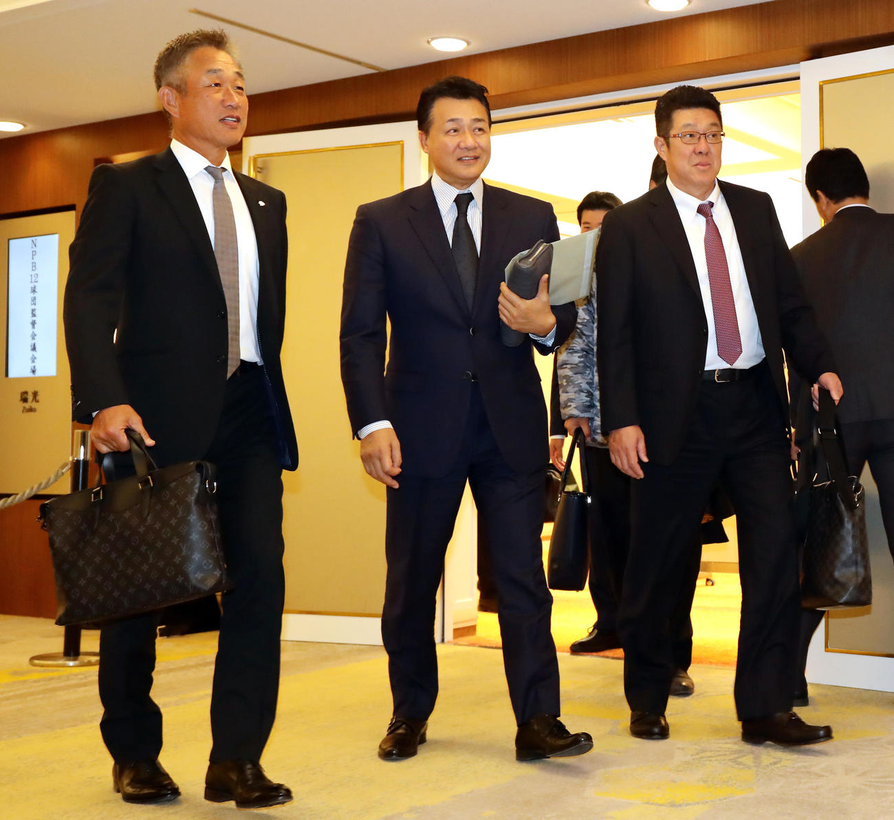 NPB12球団監督会議を終え、談笑しながら会場を出る、左から西武辻監督、中日・与田監督、広島・佐々岡監督（撮影・浅見桂子）