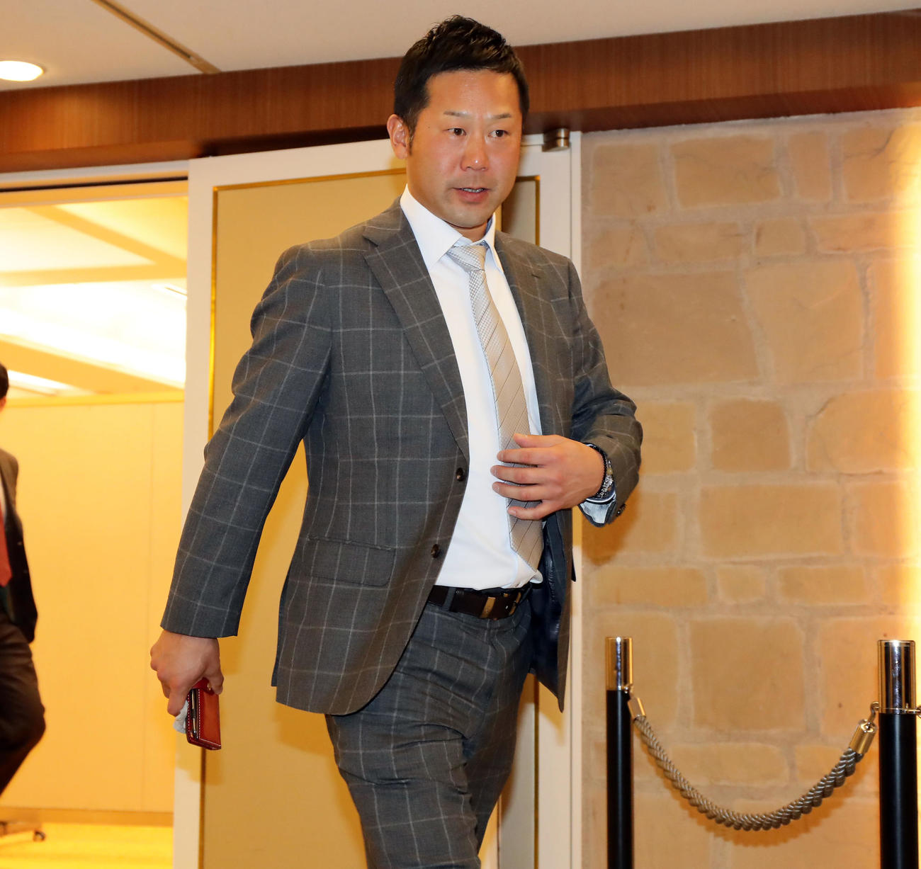 NPB12球団監督会議を終えて会場を出る楽天の三木監督（撮影・浅見桂子）