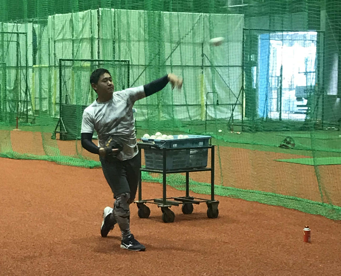 休日返上でネットスローを行うオリックス宮城（撮影・真柴健）