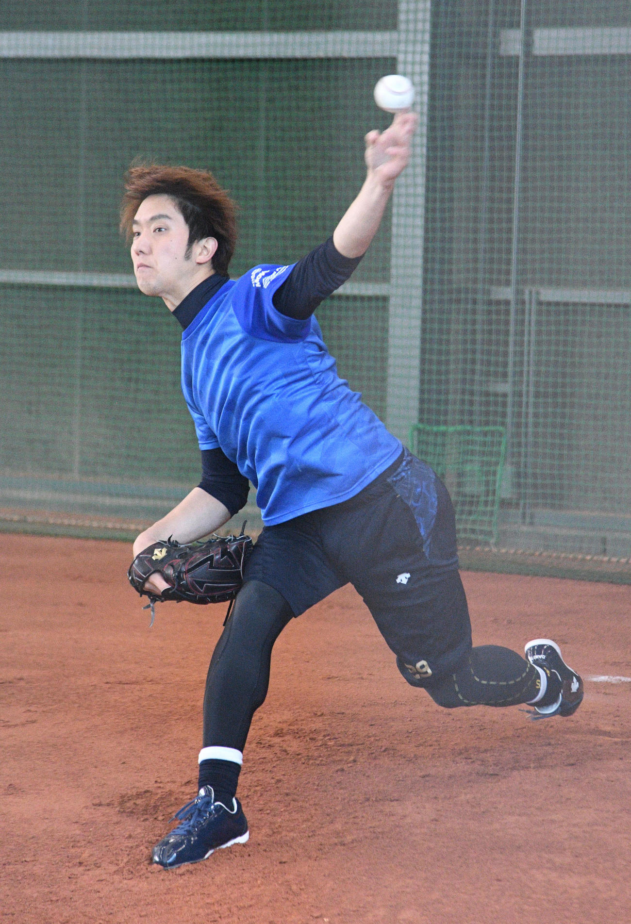 捕手を立たせて投球練習するオリックス田嶋（撮影・渦原淳）