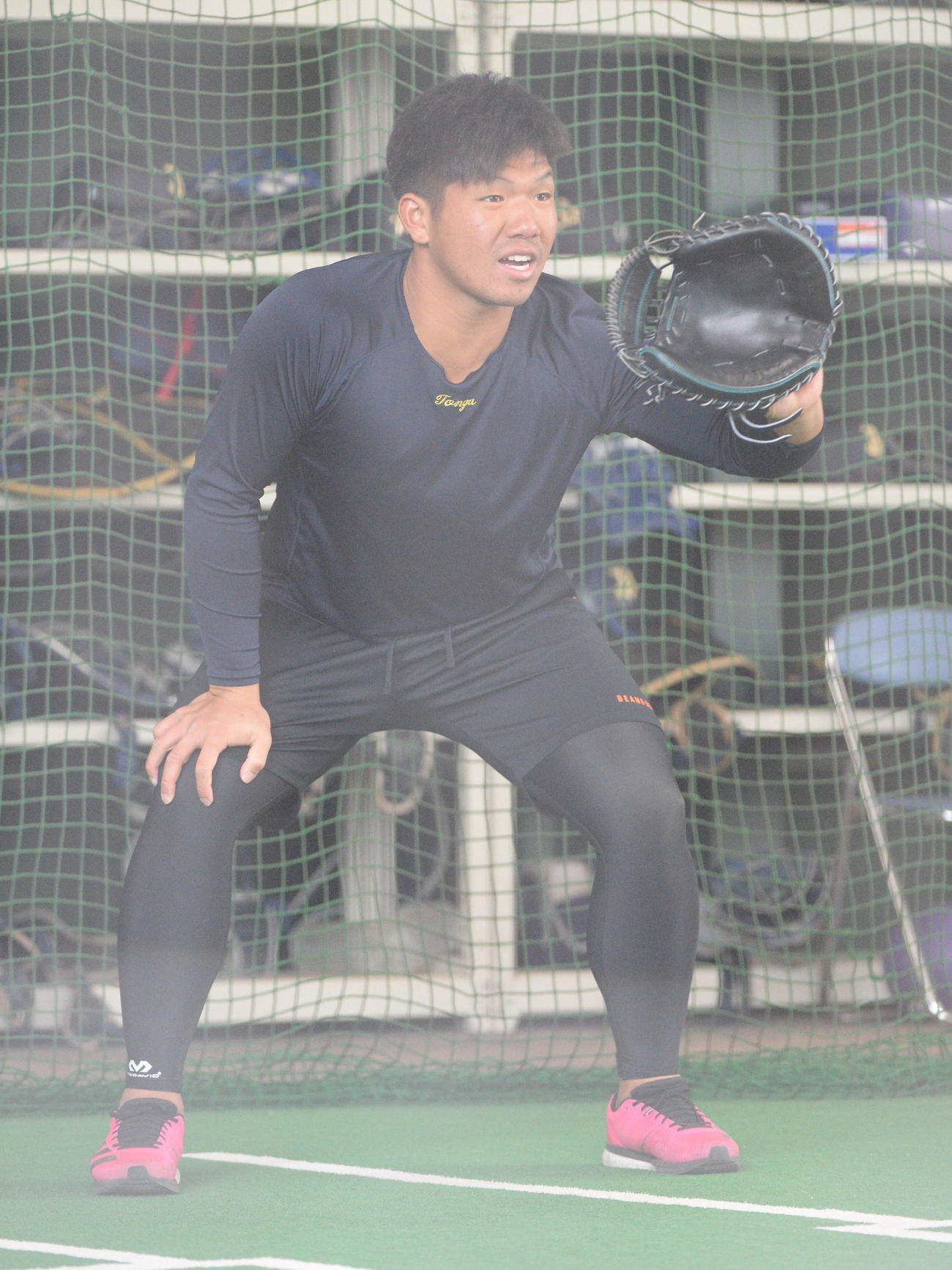 オリックス田嶋の球を受ける頓宮（撮影・渦原淳）