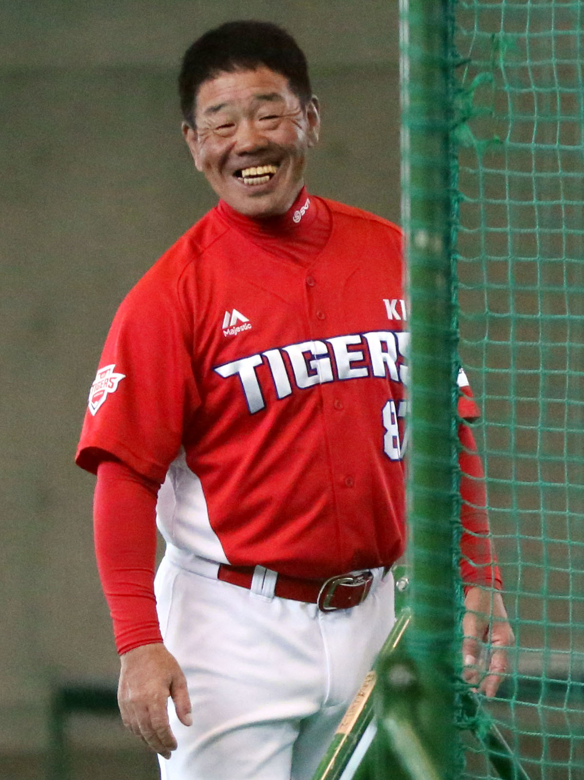 19年2月、練習の合間に笑顔を見せるKIAの正田コーチ
