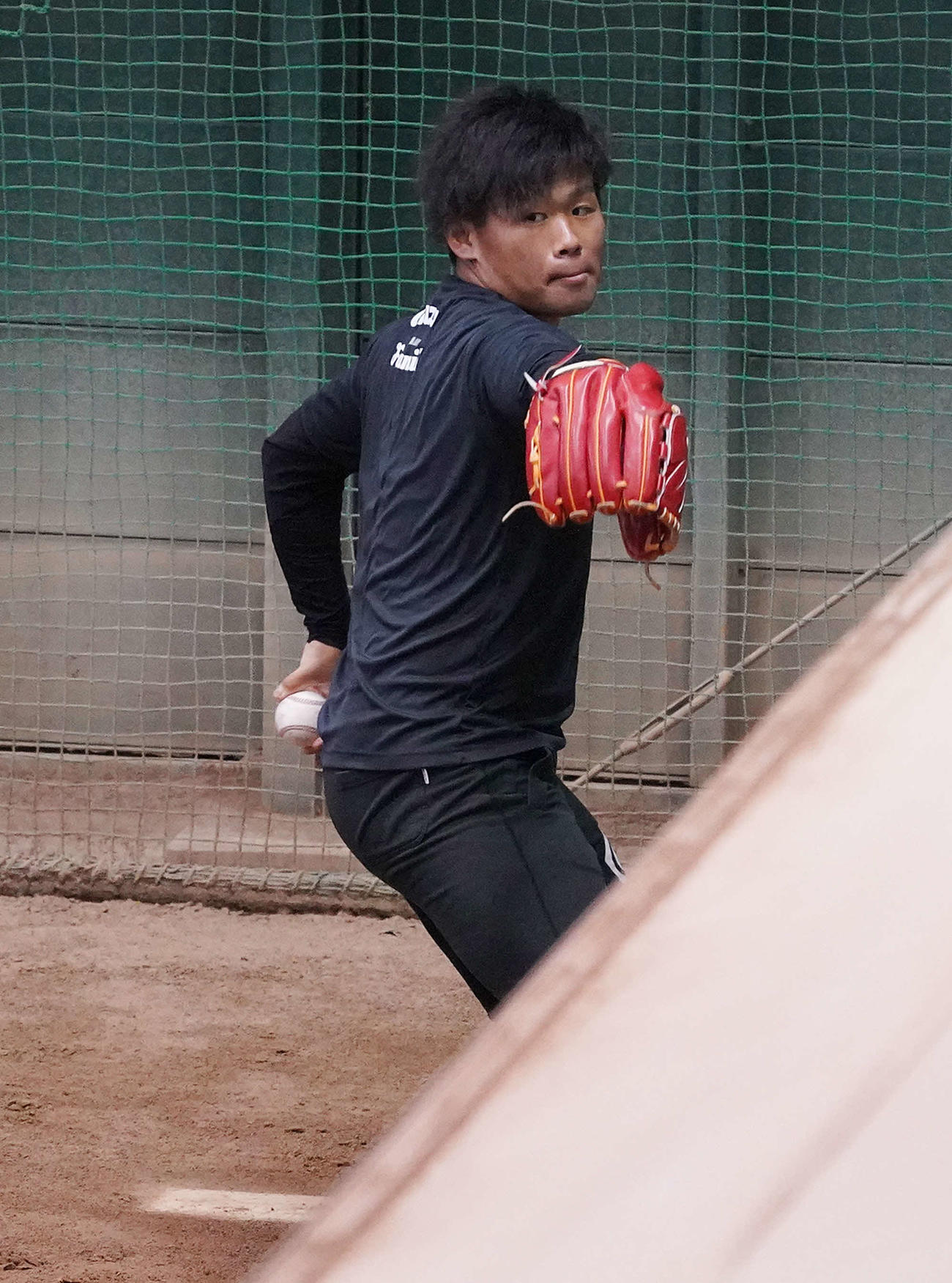 ブルペン投球する巨人田口（撮影・河野匠）