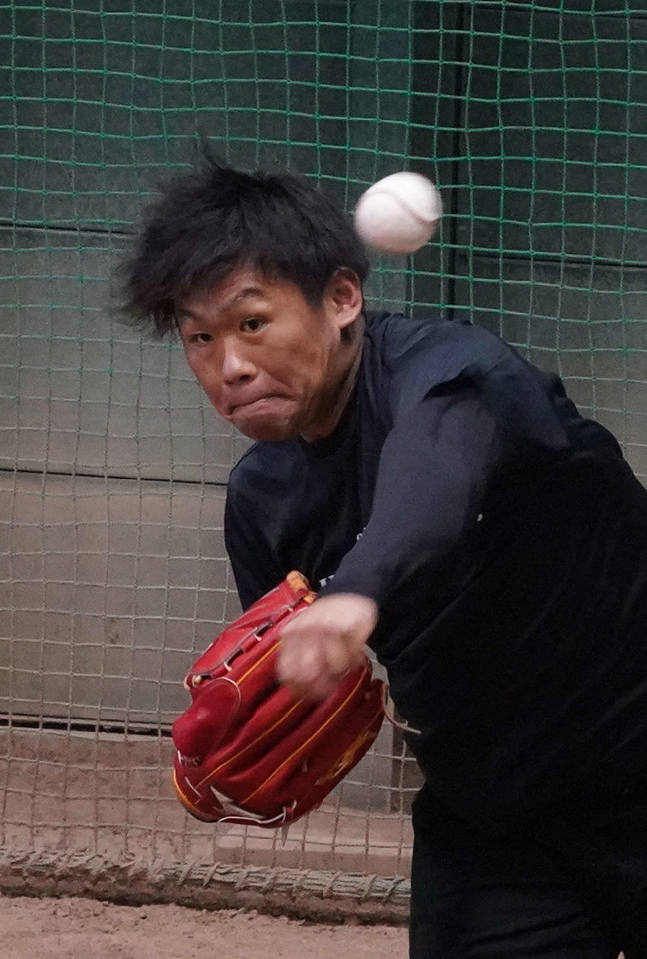 ブルペン投球する巨人田口（撮影・河野匠）