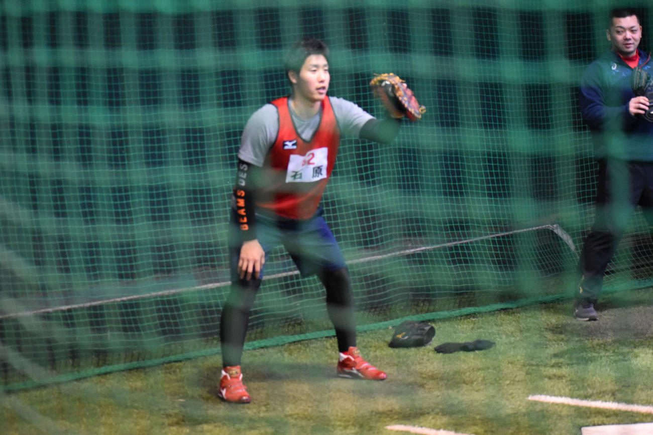 ブルペンで大瀬良の投球を受けるドラフト5位石原貴（撮影・古財稜明）