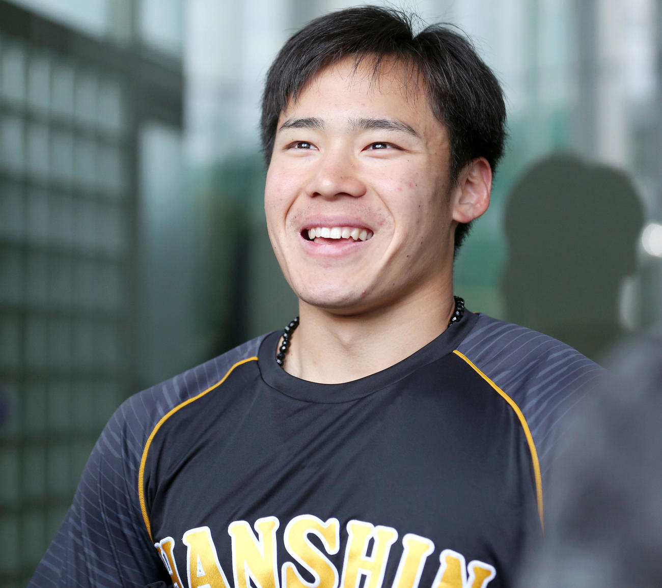 新人合同自主トレが休日も練習した遠藤は記者たちに囲まれ話す（撮影・上山淳一）