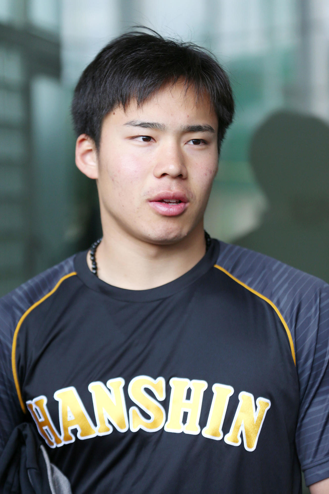 新人合同自主トレが休日も練習した遠藤は記者たちに囲まれ話す（撮影・上山淳一）
