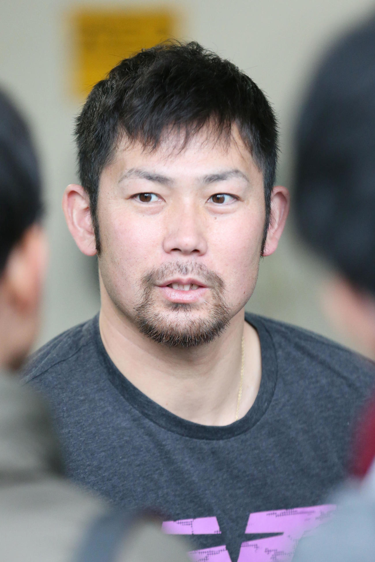 鳴尾浜球場でトレーニングを終えた岩田は記者たちに囲まれ話す（撮影・上山淳一）