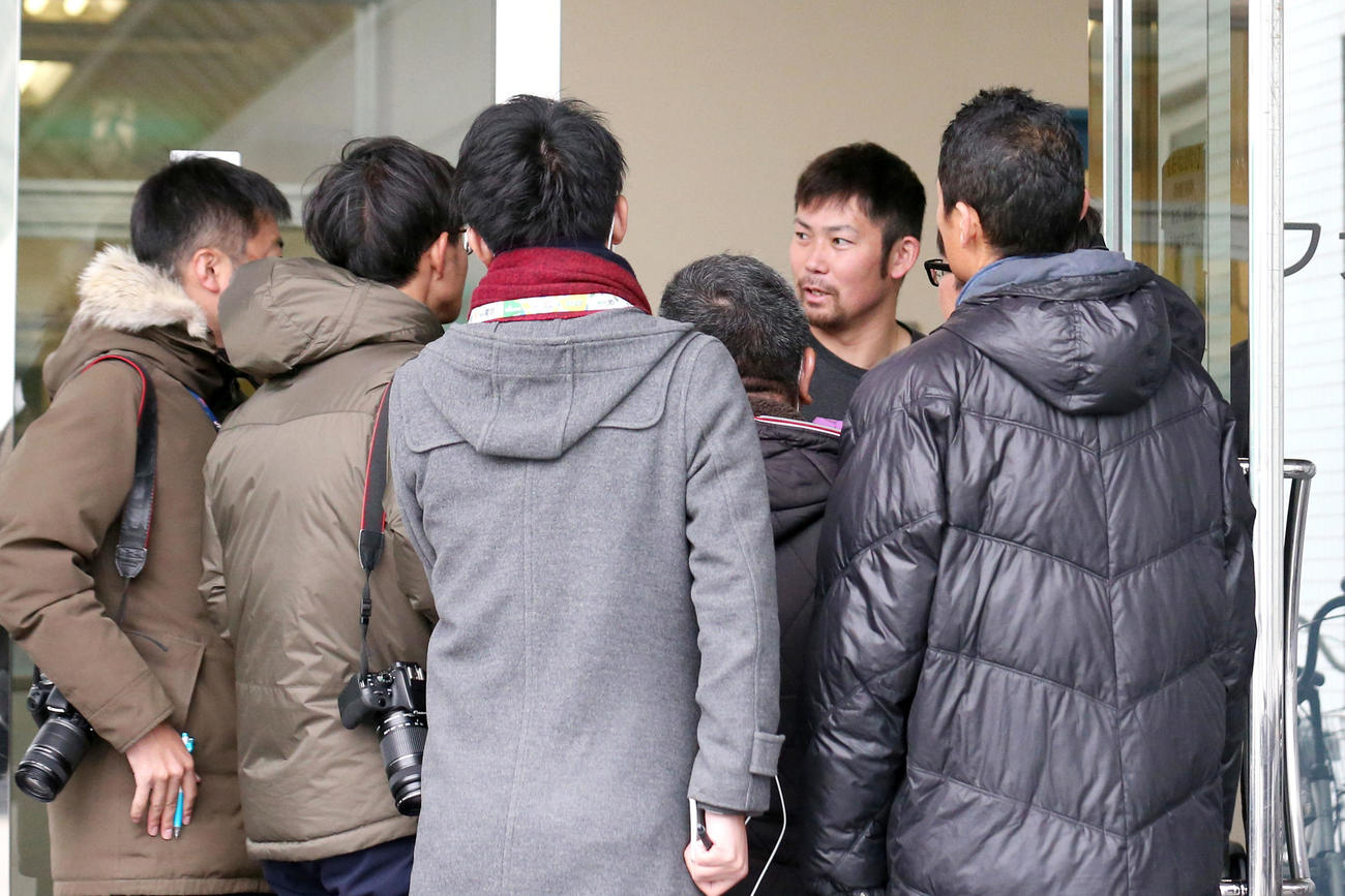 鳴尾浜球場でトレーニングを終えた岩田は記者たちに囲まれ話す（撮影・上山淳一）