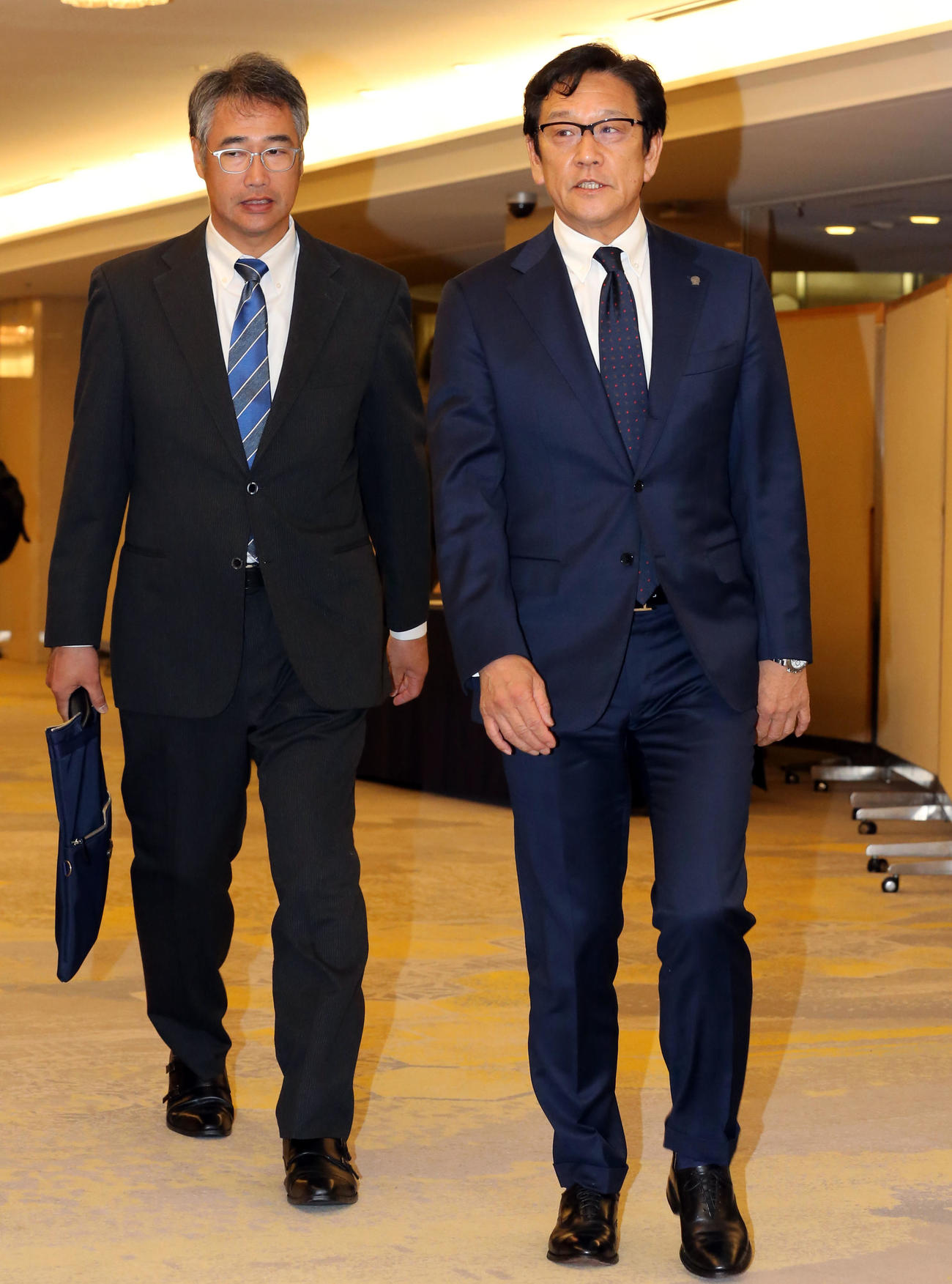 NPB12球団監督会議に出席する日本ハム栗山監督（右）、木田投手コーチ（撮影・浅見桂子）