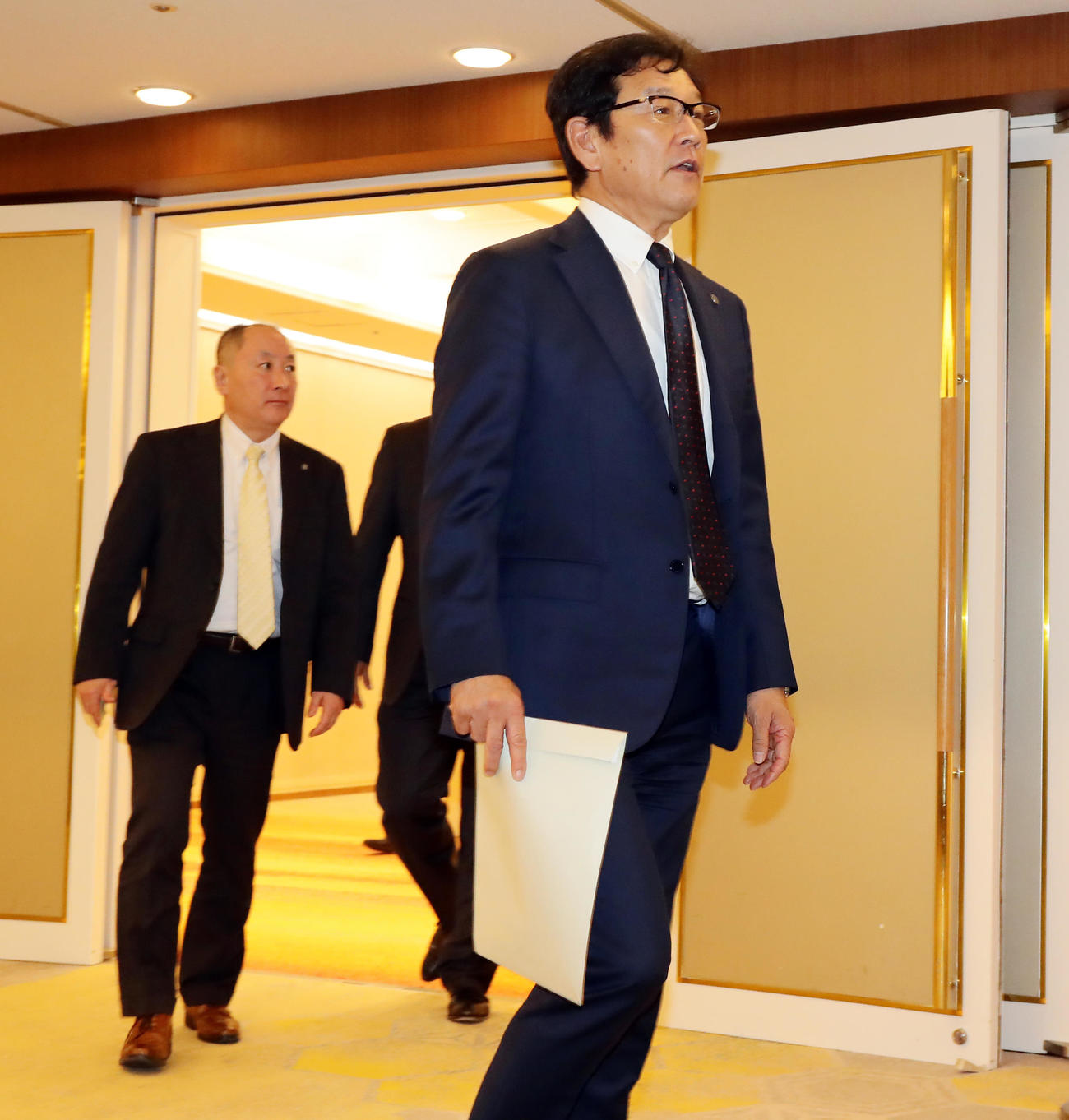 NPB12球団監督会議を終え、会場を出る日本ハム栗山監督（撮影・浅見桂子）