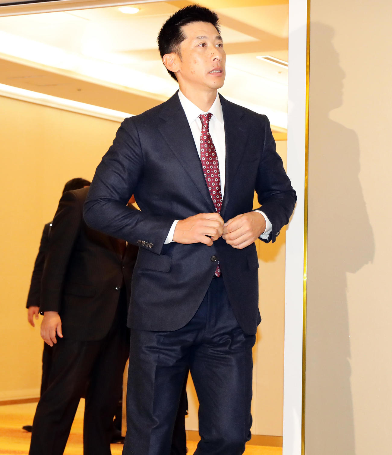 NPB12球団監督会議を終えて会場を出る阪神の矢野監督（撮影・浅見桂子）