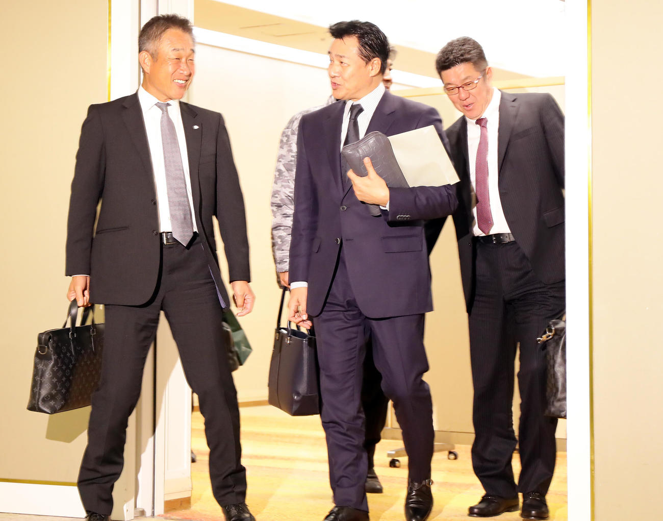 NPB12球団監督会議を終え、談笑しながら会場を出る、左から西武辻監督、中日・与田監督、広島・佐々岡監督（撮影・浅見桂子）