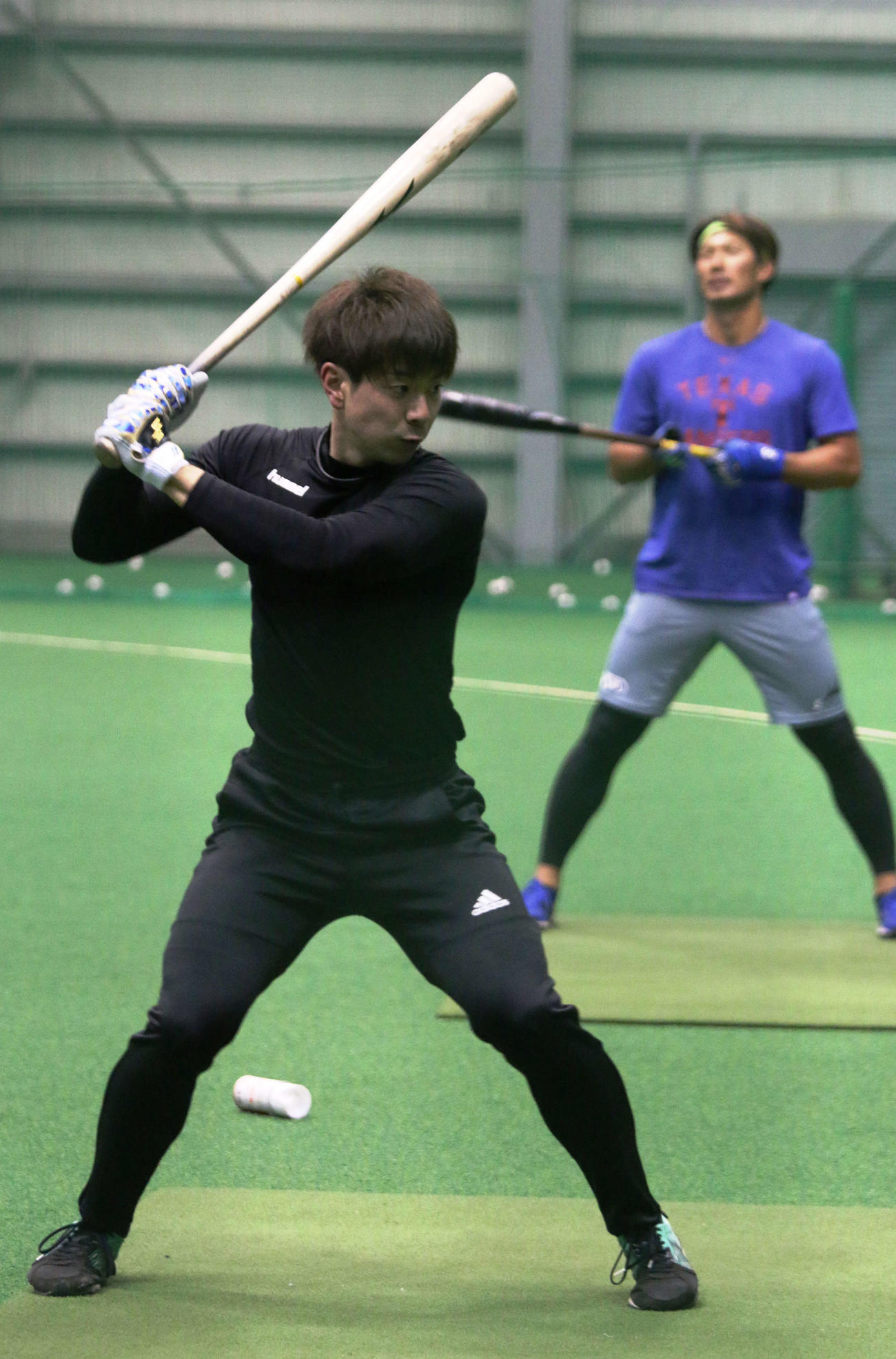 鎌ケ谷で長尺バットで振り込む日本ハム松本（撮影・木下大輔）