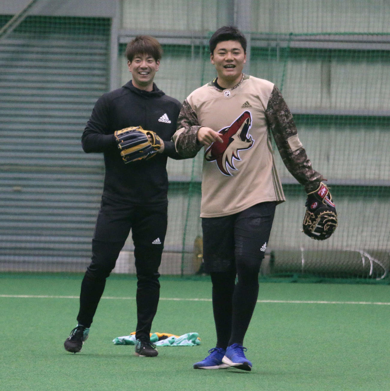 鎌ケ谷でノックを受ける日本ハム松本（左）と清宮（撮影・木下大輔）