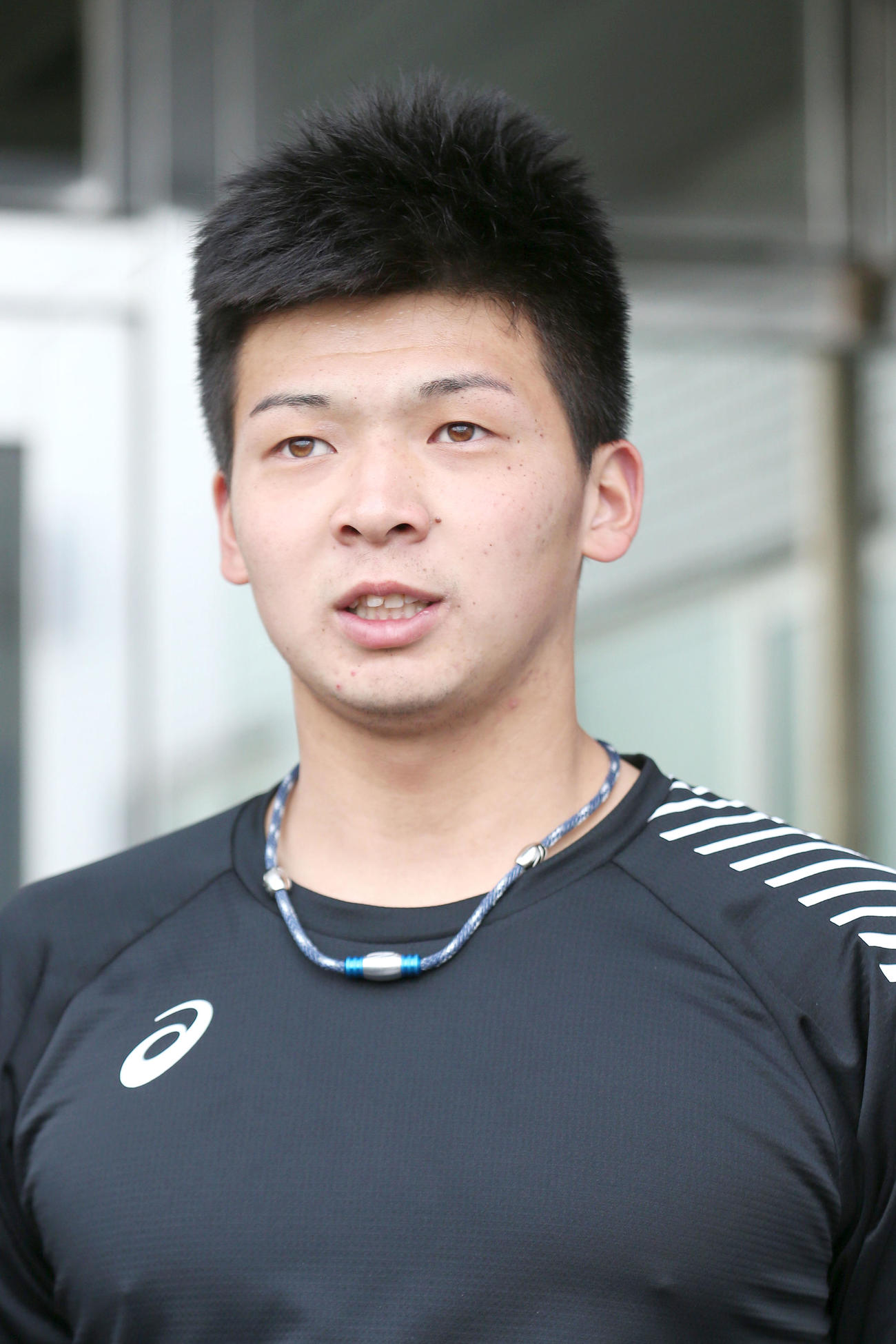 休日返上で練習し、報道陣の囲み取材に応じる井上（撮影・上山淳一）