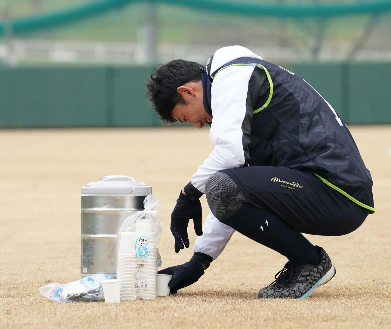 ランニングメニューの合間に給水するヤクルト奥川（撮影・鈴木みどり）