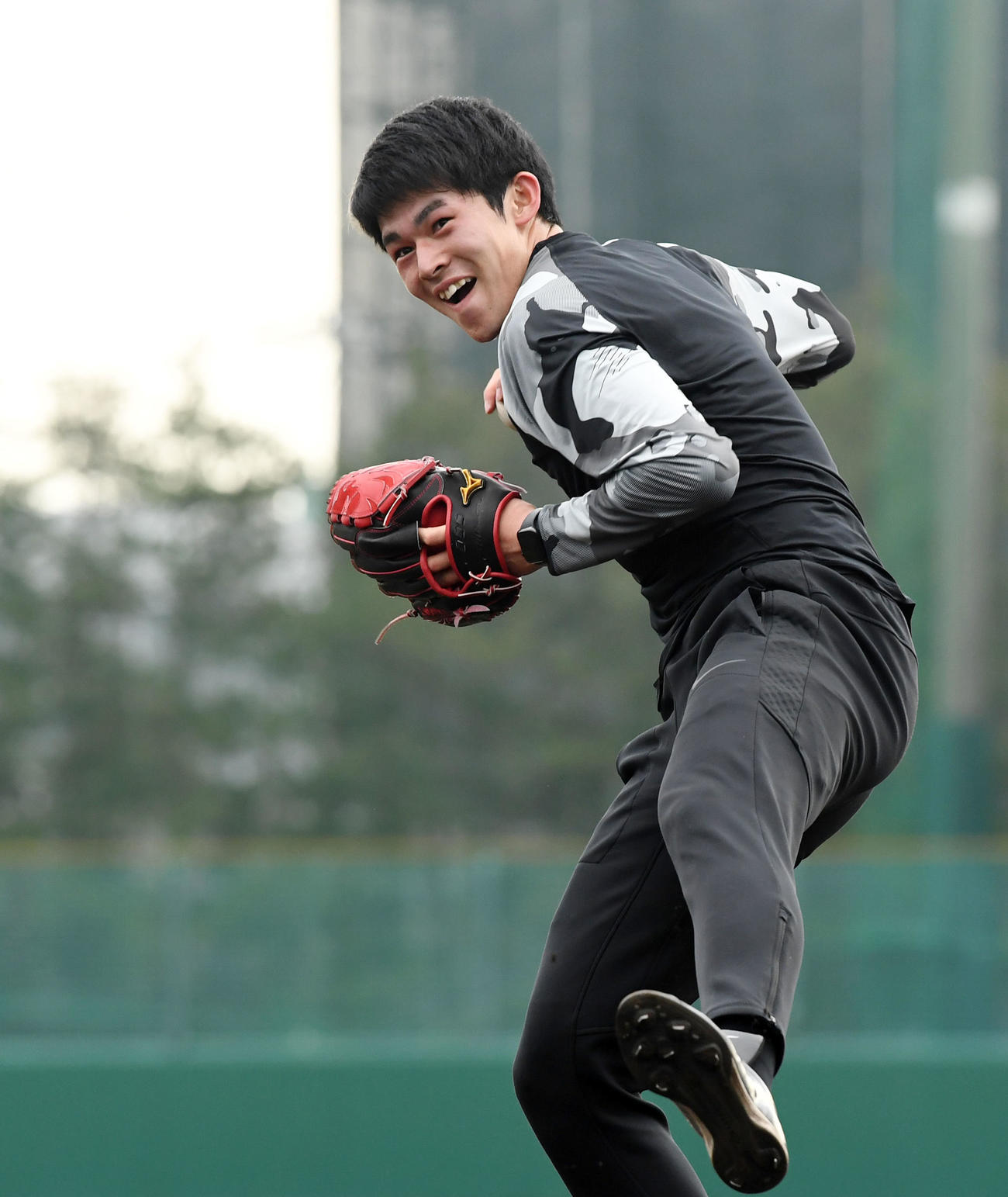 志願特守で軽快な動きを見せるロッテ佐々木朗（撮影・横山健太）