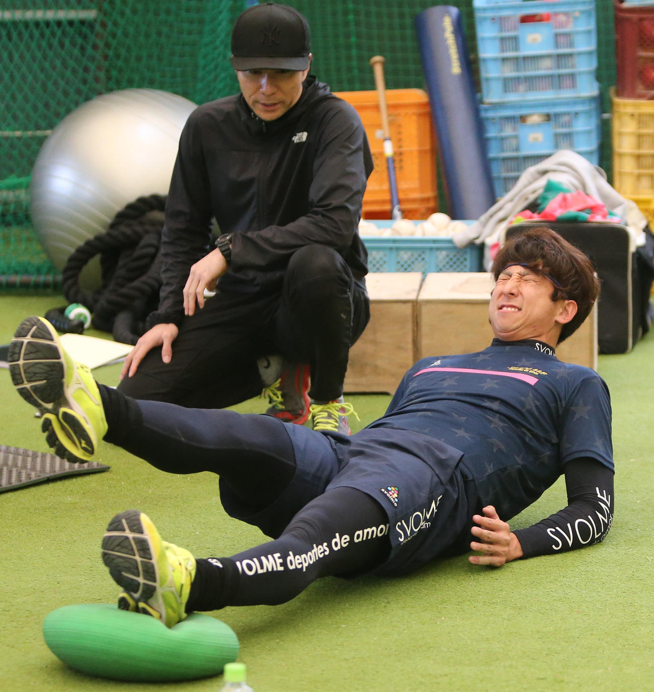 自主トレで体幹を鍛えるロッテ福田秀平　（撮影・菊川光一）