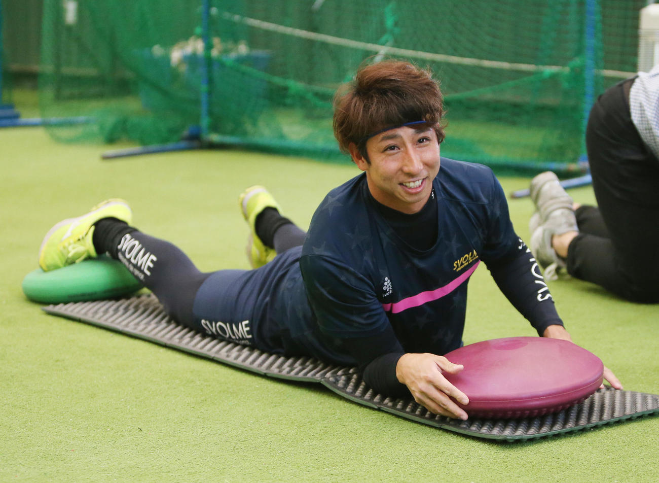 自主トレで笑顔を見せるロッテ福田秀平　（撮影・菊川光一）