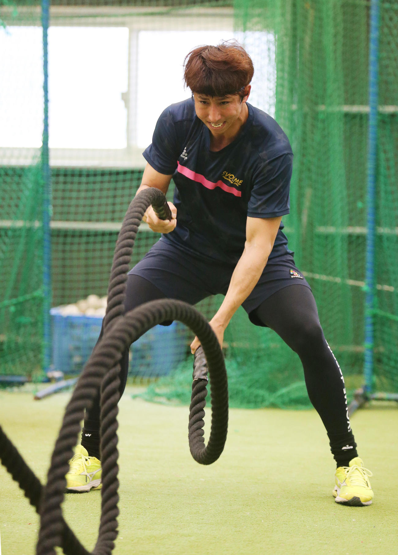 自主トレで長縄を縦に振って鍛えるロッテ福田秀平　（撮影・菊川光一）