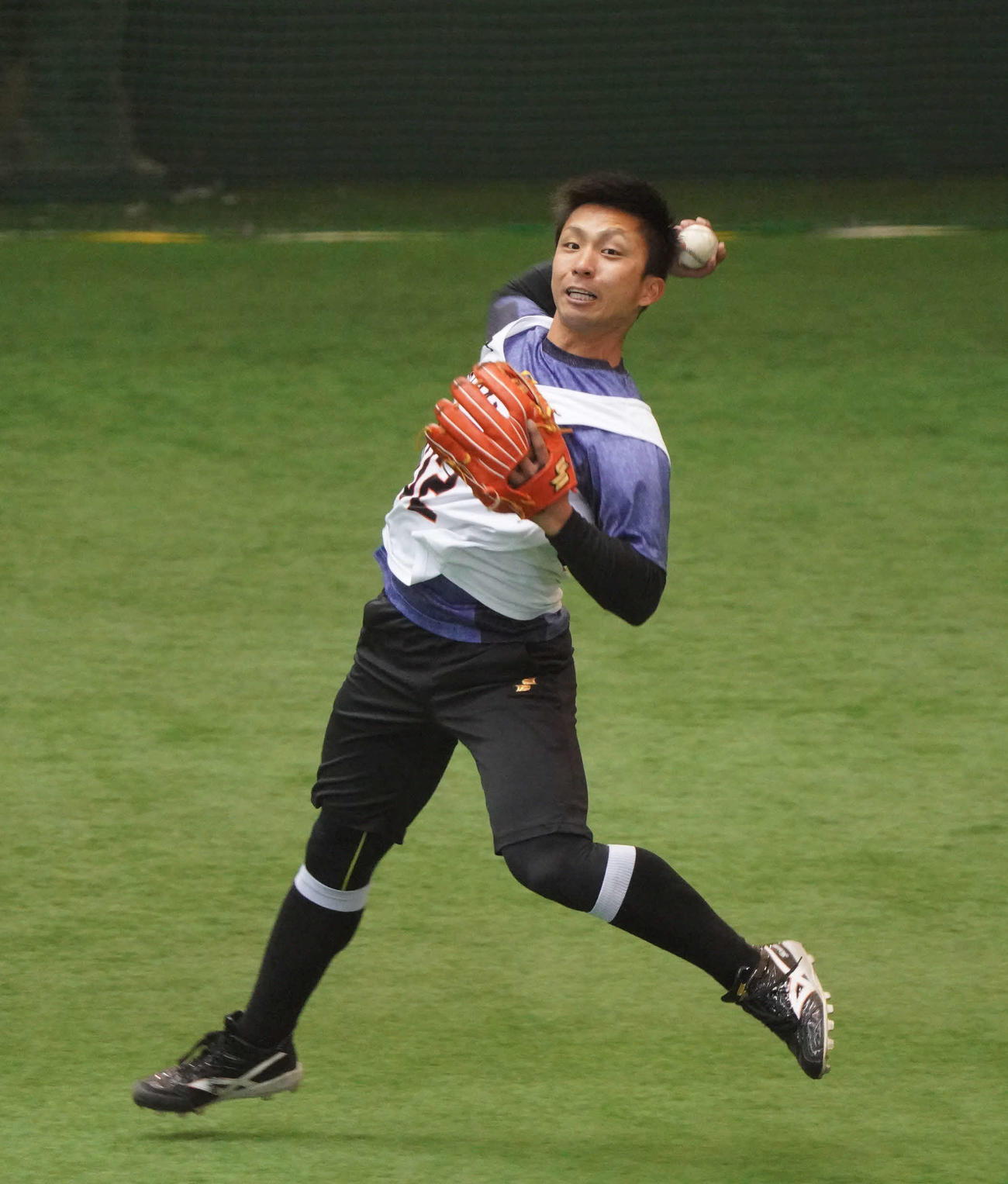 17日、新人合同自主トレでノックを受ける巨人育成ドラフト1位平間（撮影・加藤諒）