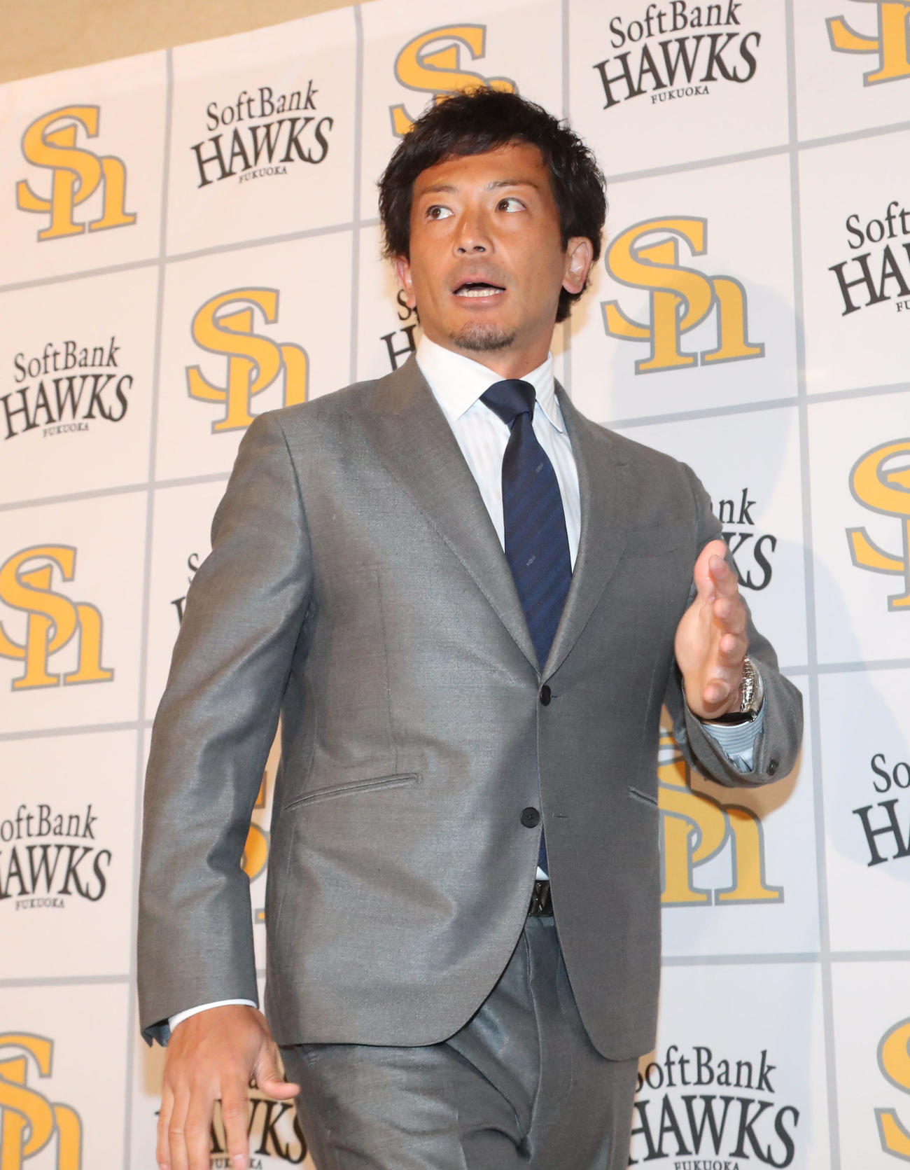 会見を終えた松田宣浩は引き揚げる（撮影・梅根麻紀）