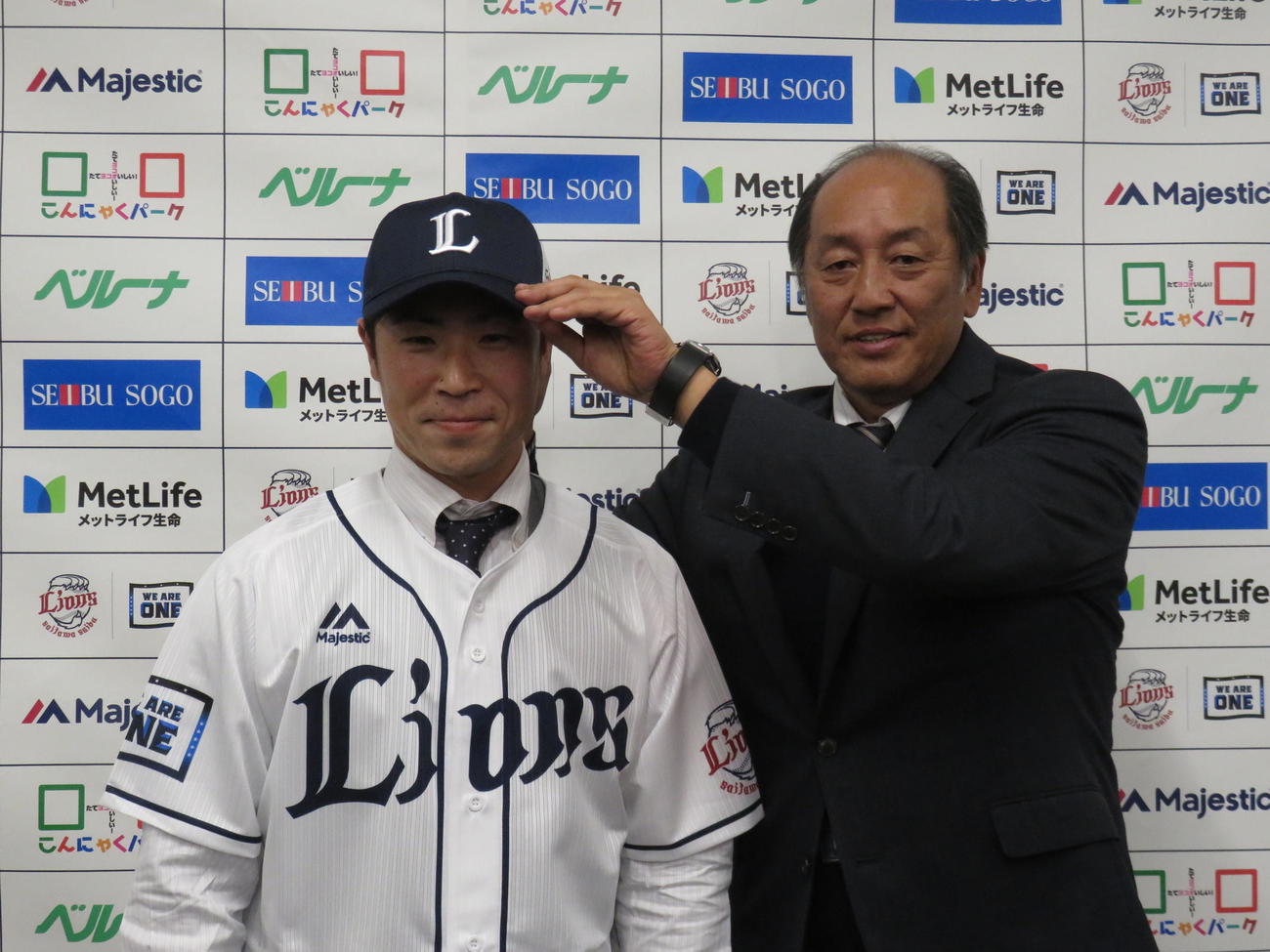 西武の入団会見に臨んだ森越（左）と渡辺GM（2019年12月24日撮影）