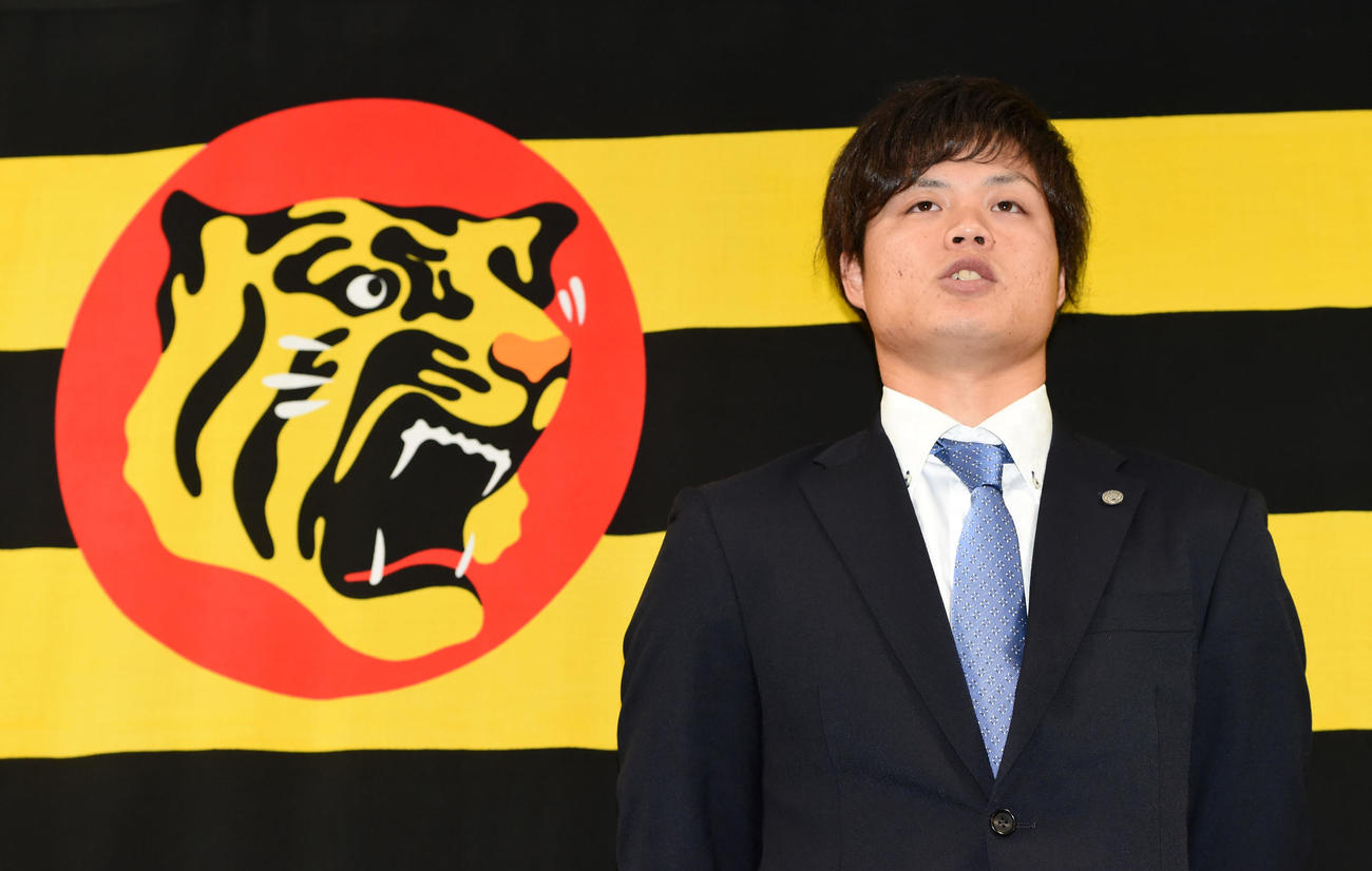 一連の問題について会見する守屋（撮影・前岡正明）