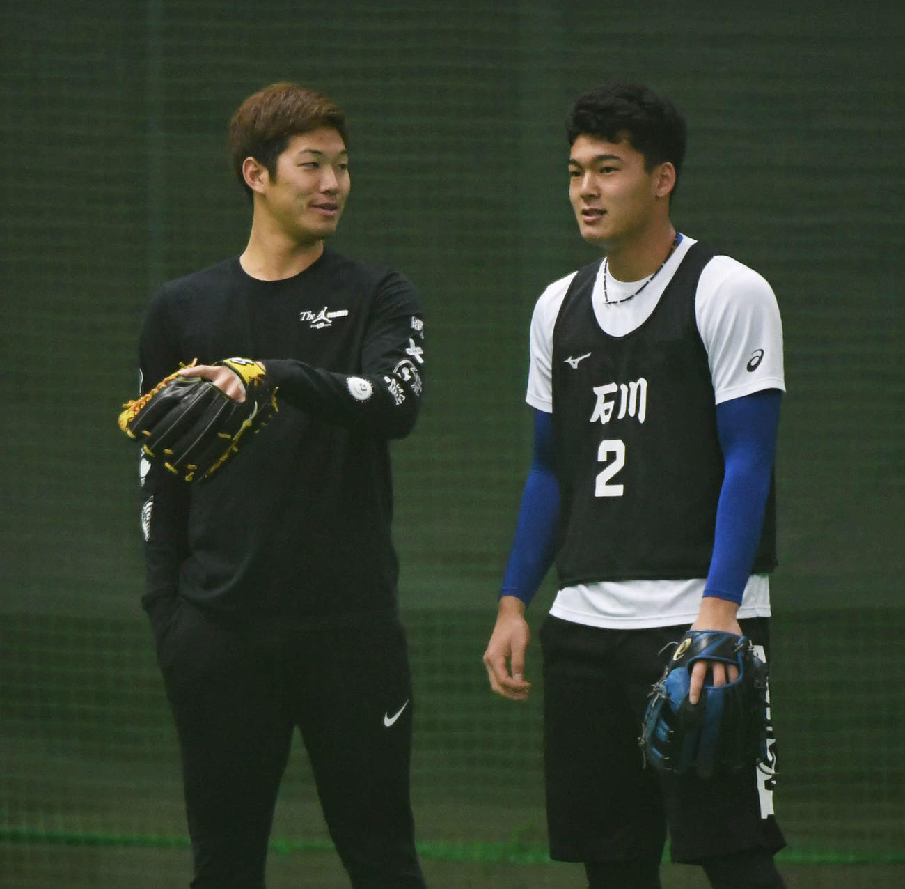 中日石川昂（右）と言葉を交わす京田（撮影・森本幸一）
