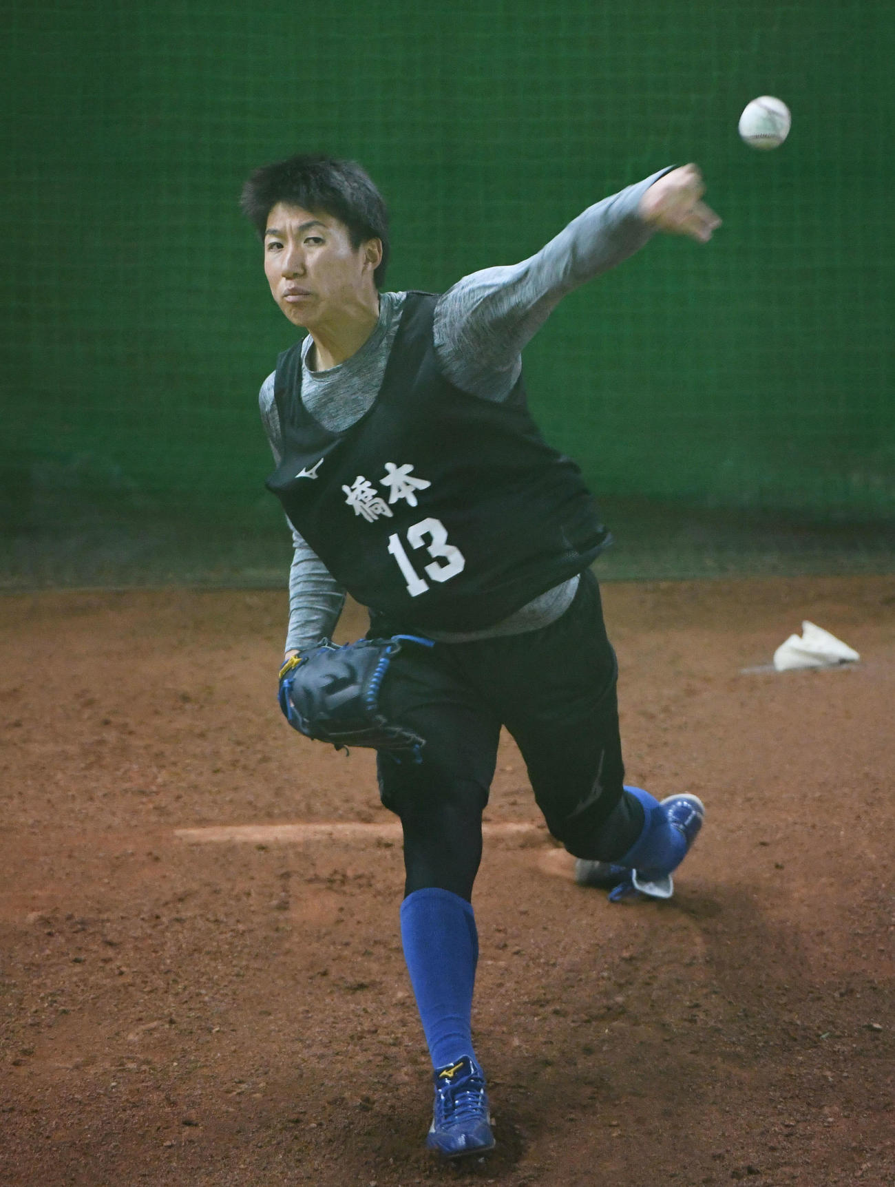 ブルペンで投球練習をする橋本（撮影・森本幸一）