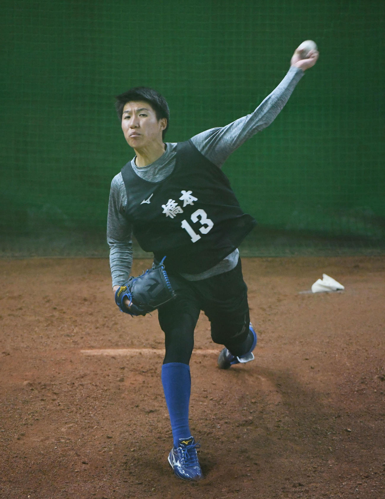 ブルペンで投球練習をする橋本侑樹（撮影・森本幸一）