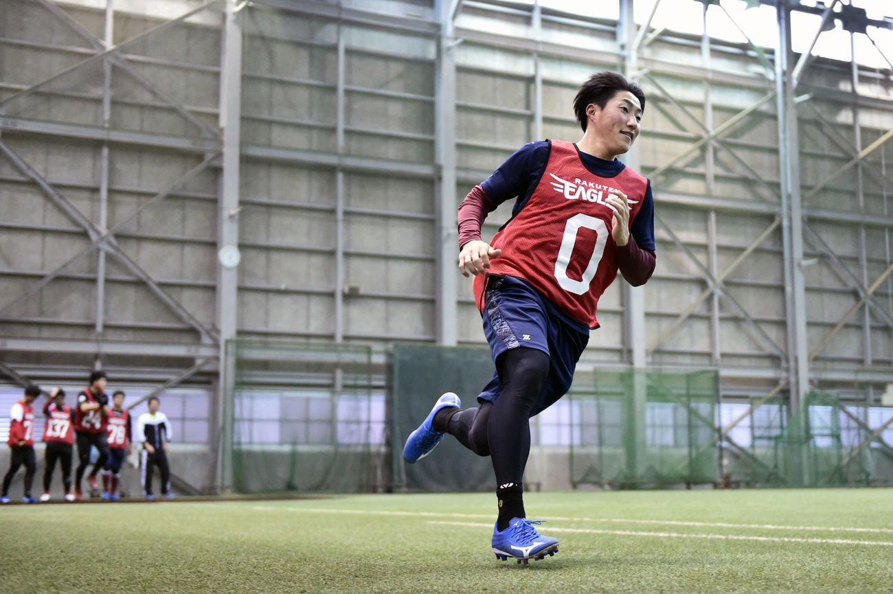 新人合同自主トレでベースランニングする楽天小深田（撮影・滝沢徹郎）