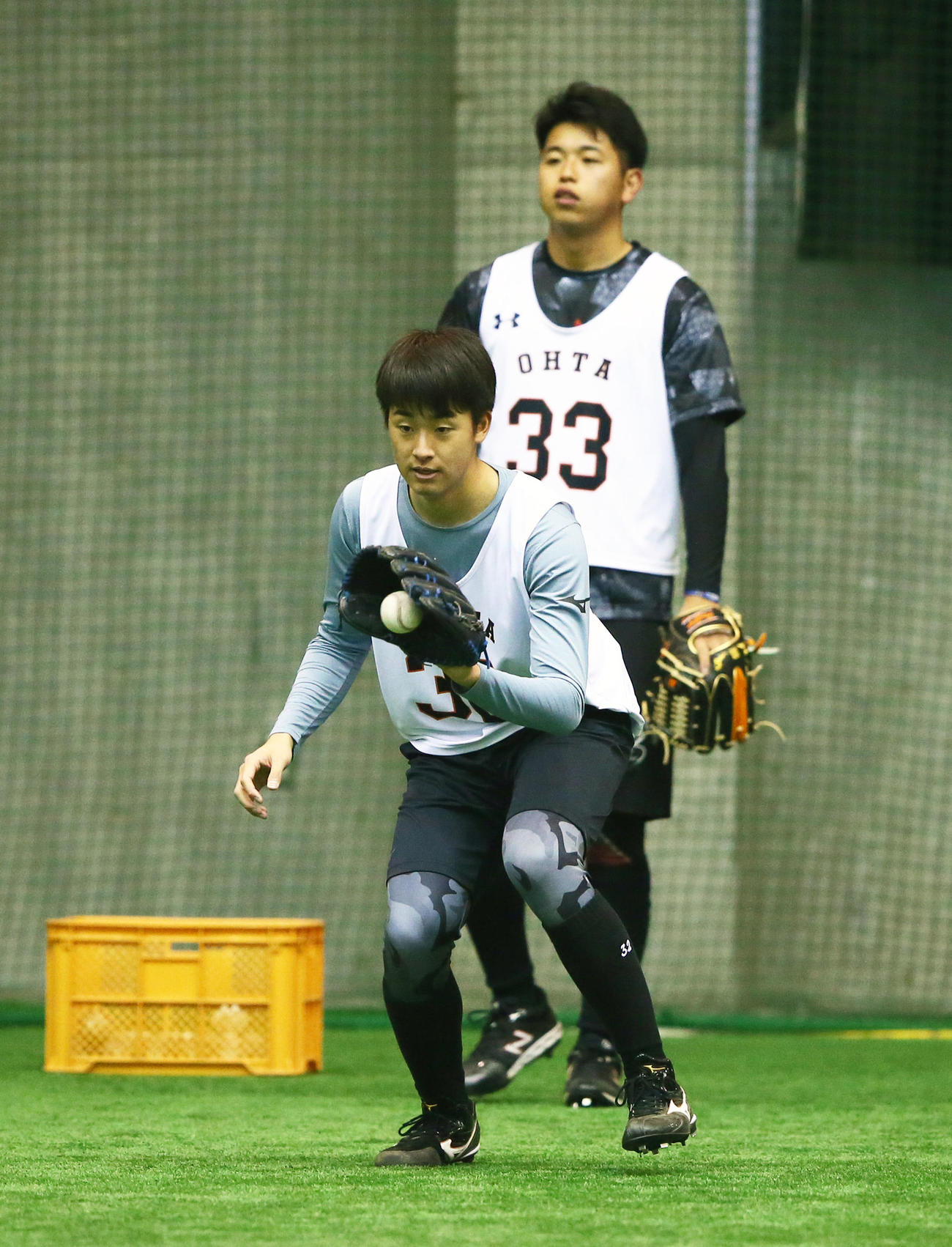 ノースローでノックを受ける巨人の堀田（手前）。後方は太田（撮影・足立雅史）