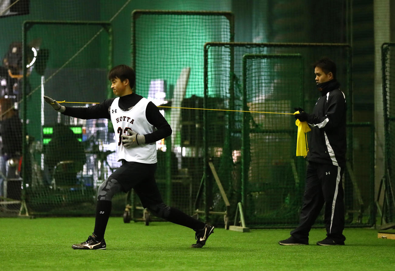 別メニューで調整する巨人のドラフト1位堀田（左）（撮影・足立雅史）